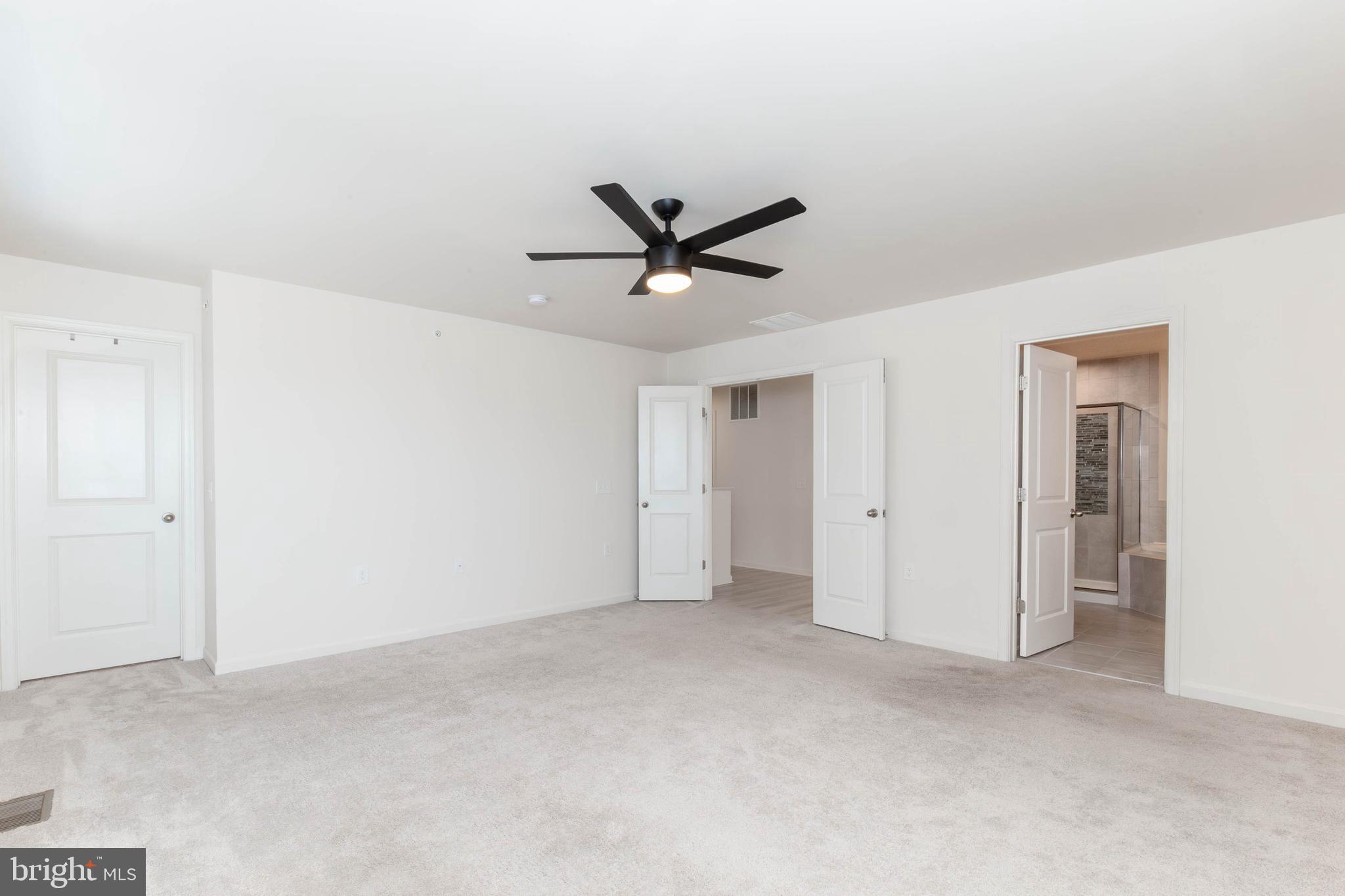 HAMPTON SQUARE - Residential