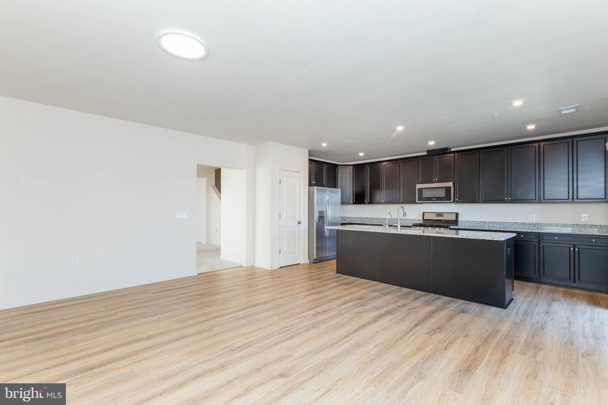 HAMPTON SQUARE - Residential