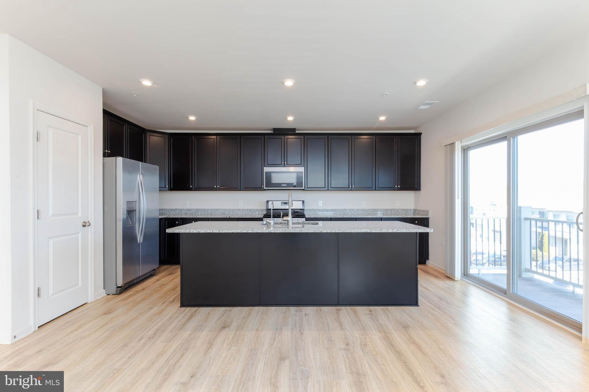 HAMPTON SQUARE - Residential