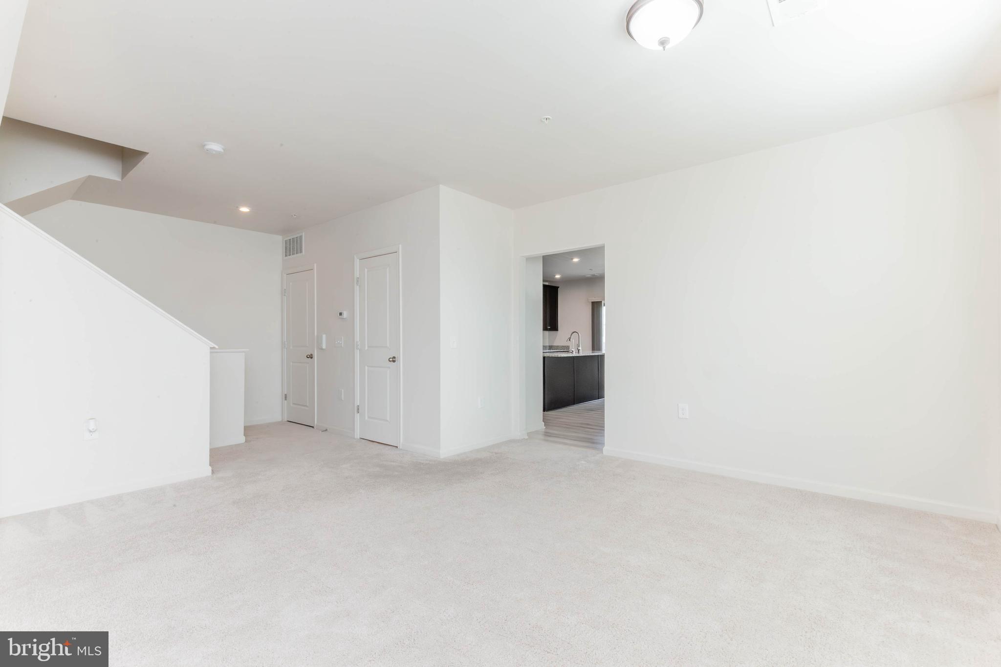 HAMPTON SQUARE - Residential