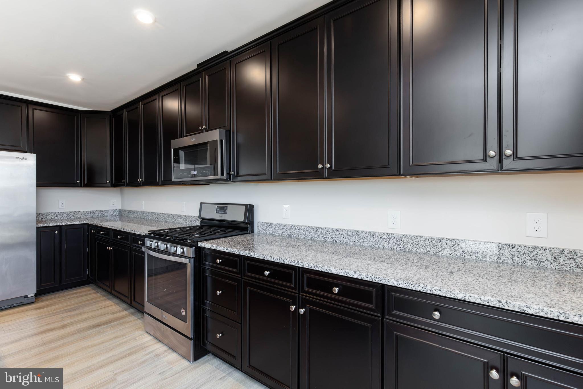 HAMPTON SQUARE - Residential