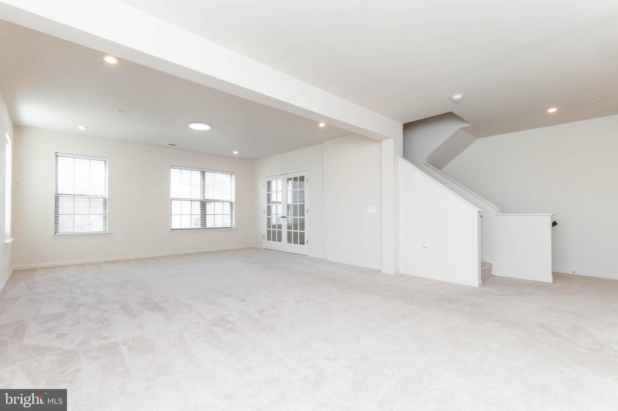 HAMPTON SQUARE - Residential