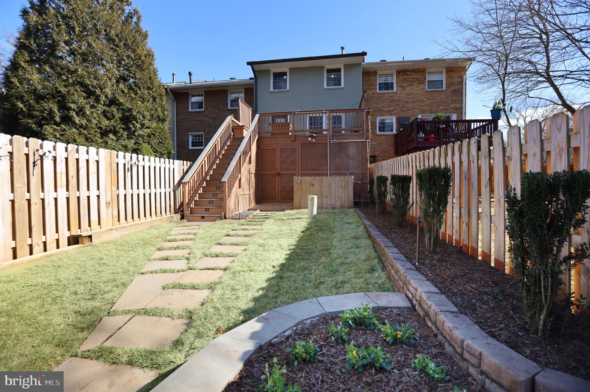 LONDON TOWNE - Residential