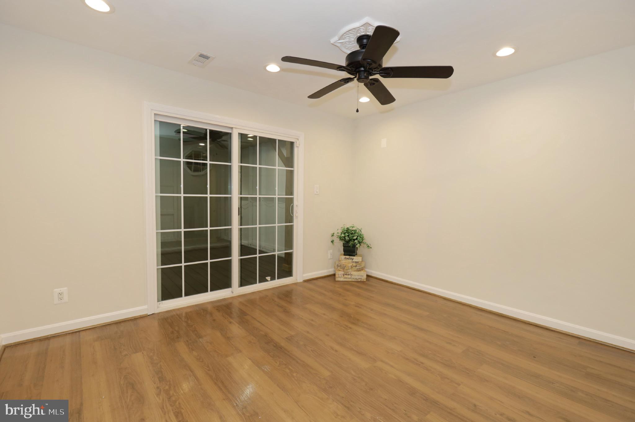 LONDON TOWNE - Residential