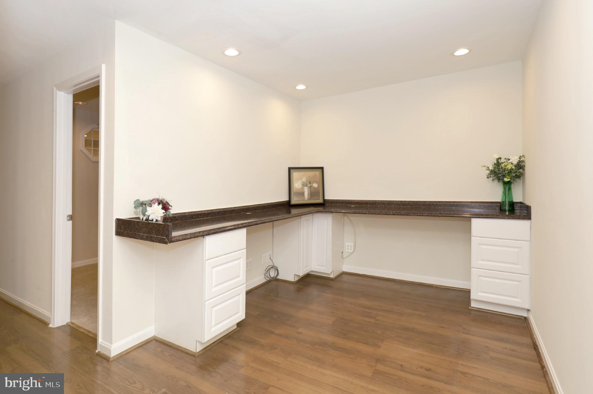 LONDON TOWNE - Residential