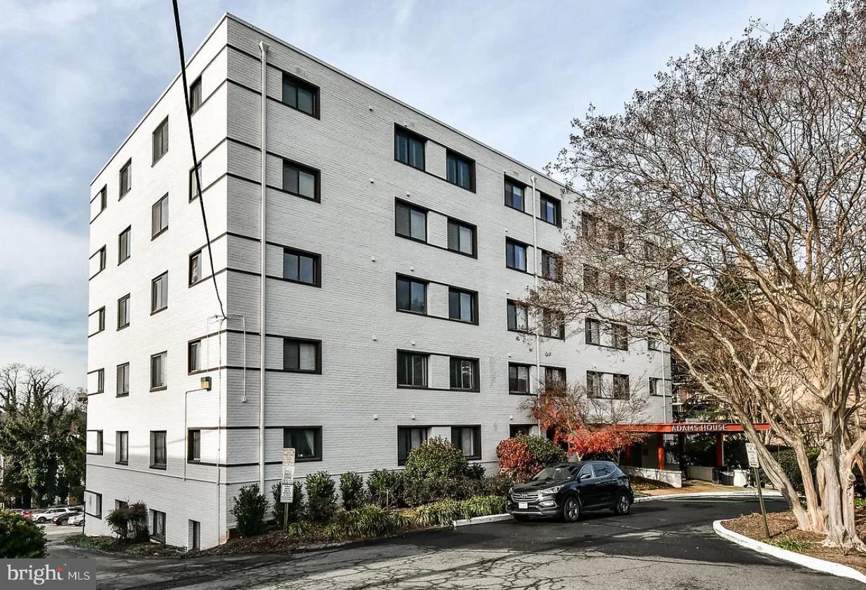 ADAMS HOUSE - Residential