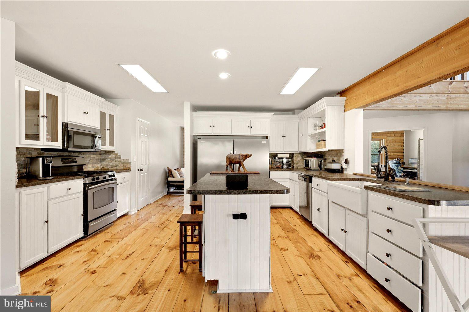 805 WALNUT DRIVE