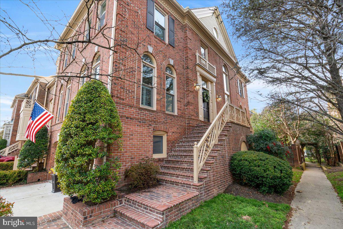 HAMPTONS OF MCLEAN - Residential