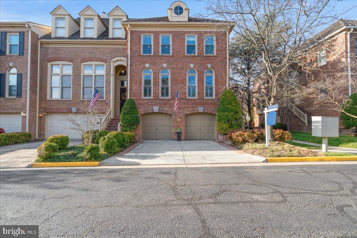 HAMPTONS OF MCLEAN - Residential