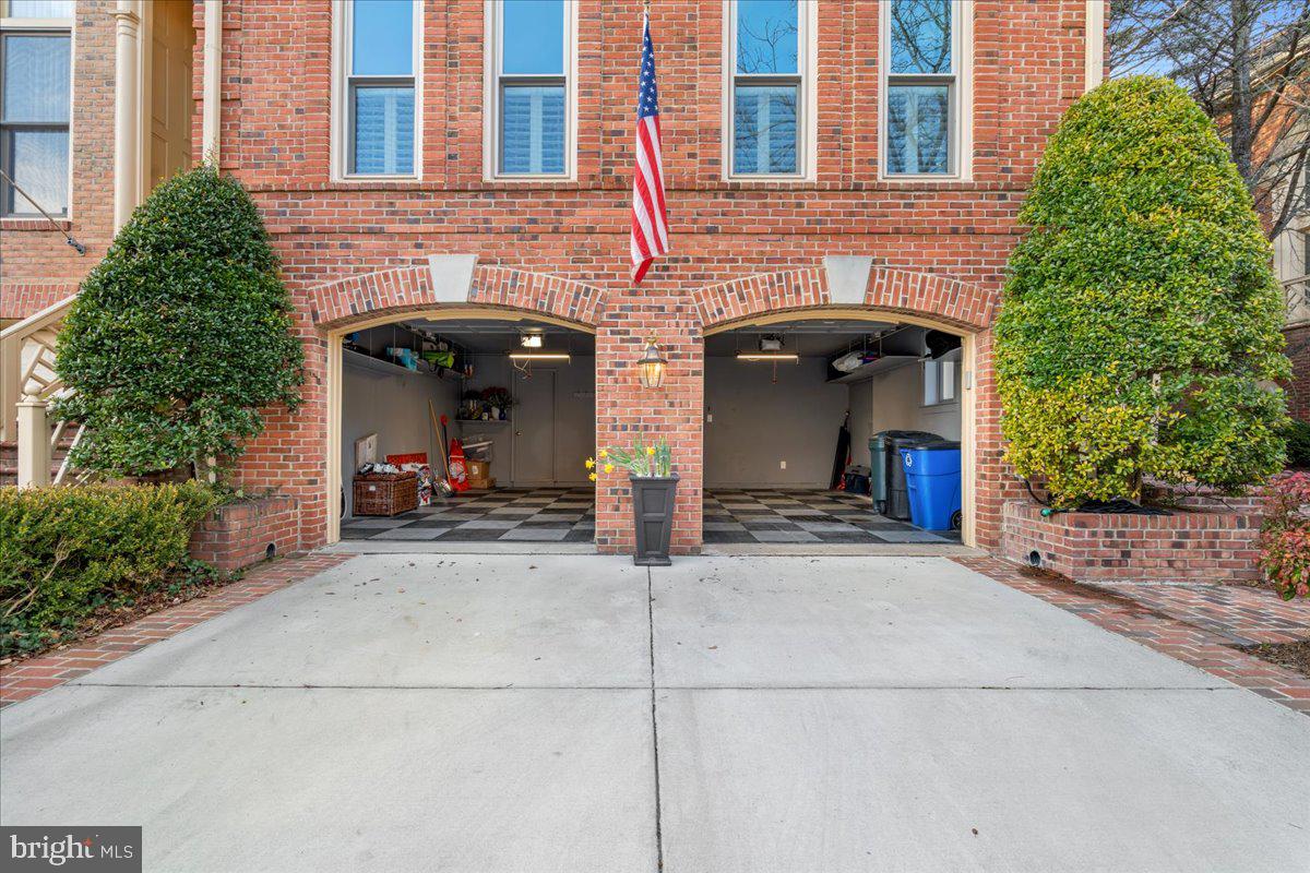 HAMPTONS OF MCLEAN - Residential