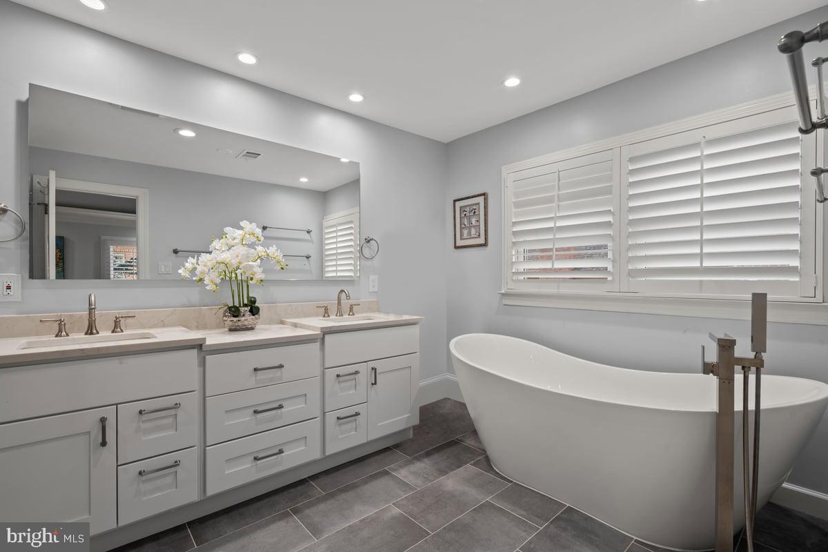 HAMPTONS OF MCLEAN - Residential