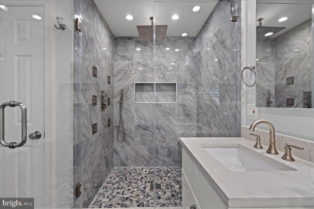 HAMPTONS OF MCLEAN - Residential