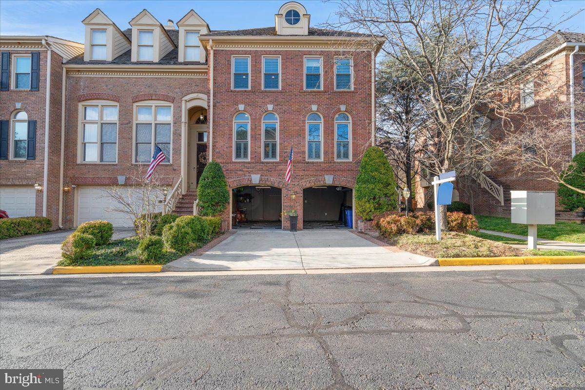 HAMPTONS OF MCLEAN - Residential