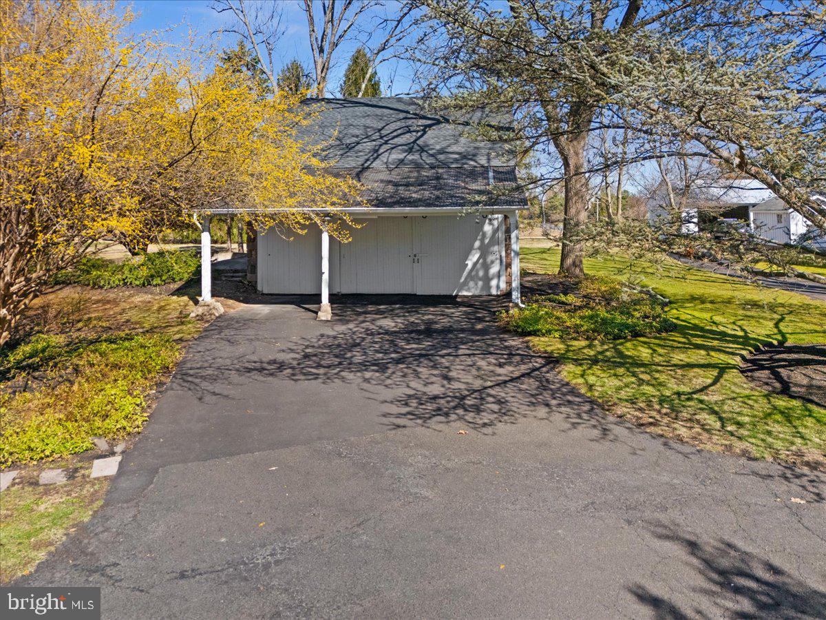 1561 DOLINGTON ROAD