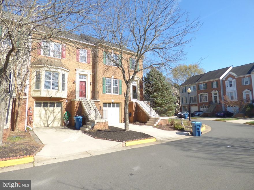 LOCATION, LOCATION, LOCATION 3 Bedroom, 3.5 Bath, 2300 sq ft  NV Rothchild model townhouse nestled in the heart of South Riding. One car front load garage, deck, fully finshed walk out basement with full bath and fenced back yard. Bright, open, spacious floor plan with plenty of windows for natural light. Highly sought after, amenity filled neighborhood! Main level features a living room, dining room, spacious kitchen, breakfast room and gathering room. Lots of windows fill this level with natural light. Spacious breakfast room in kitchen with access to the deck.