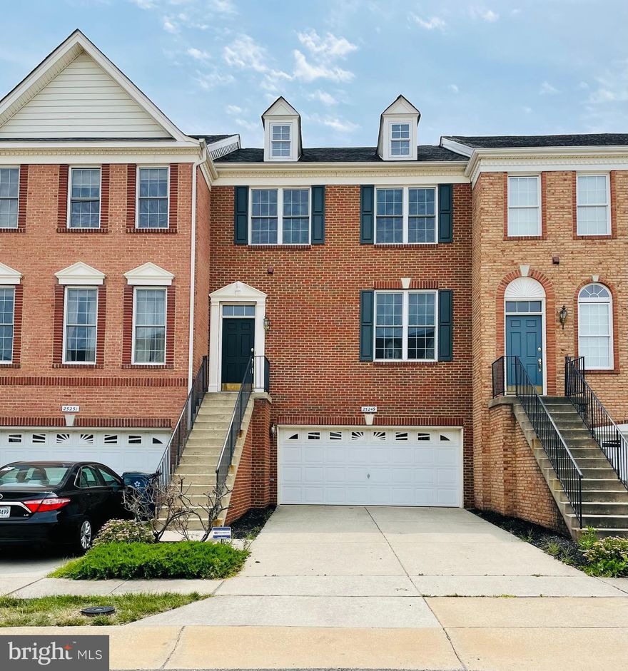 WELL KEPT 3 LVLS OF FIN 2,400 SQ FT OPEN FLOOR PLAN IN SOUTHRIDING*3 BDRMS,2 FULL BTHS,1 HALF BTH,2 CAR GAR W/OPENER*AMPLE WINDOWS THRU-OUT THE HOME*GAS FP*BRKFST AREA,GRANITE CTS*LRG PRIV DECK*PAVER PATIO*MBR WALK-IN,MBH SEP SHOWER&TUB*WALK-OUT BSMT*FENCED BACKYARD*GREAT SCH,CHILDCARE,AFT SCH PGMS*CLS TO SHOPS,RESTAURANTS,GROCERY <br><br> RENTSPREE ONLINE APPLICATION: Provided at 'Lease Information' category of the Listing! <br><br> RENT REQUIREMENTS: <br><br> 1) Single Applicant's income is 3 times the monthly rent, and NOT combined income of the Applicants' <br><br> 2) Each Applicant's credit scores are a minimum of 680 <br><br> 3) Good rental verification