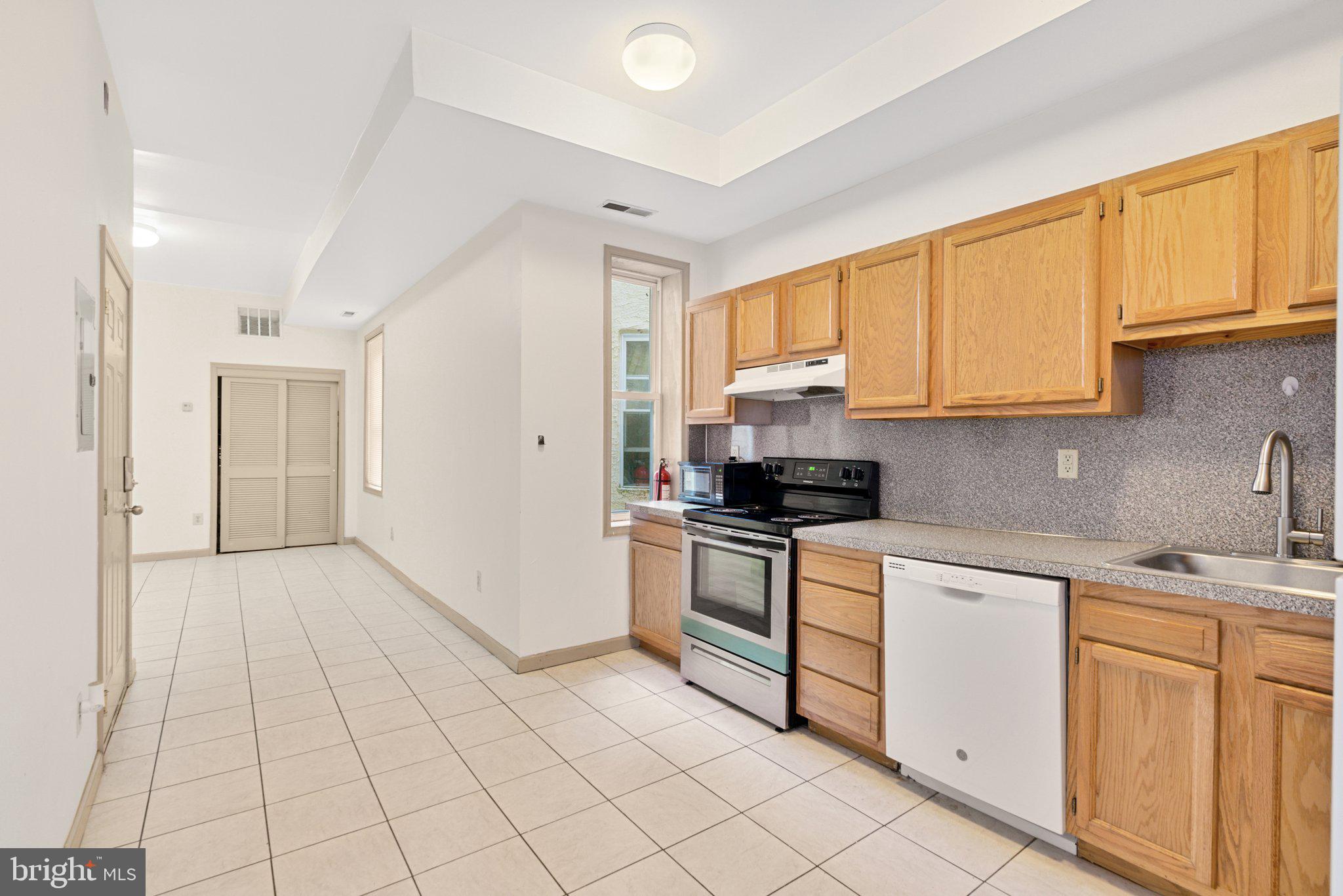 1621 W DIAMOND STREET