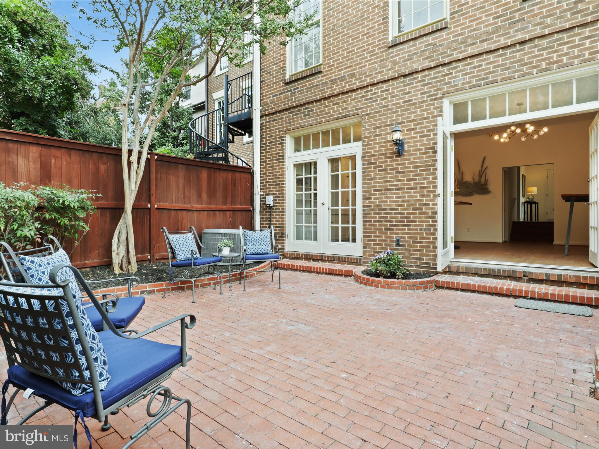 OLD TOWN ALEXANDRIA - Residential