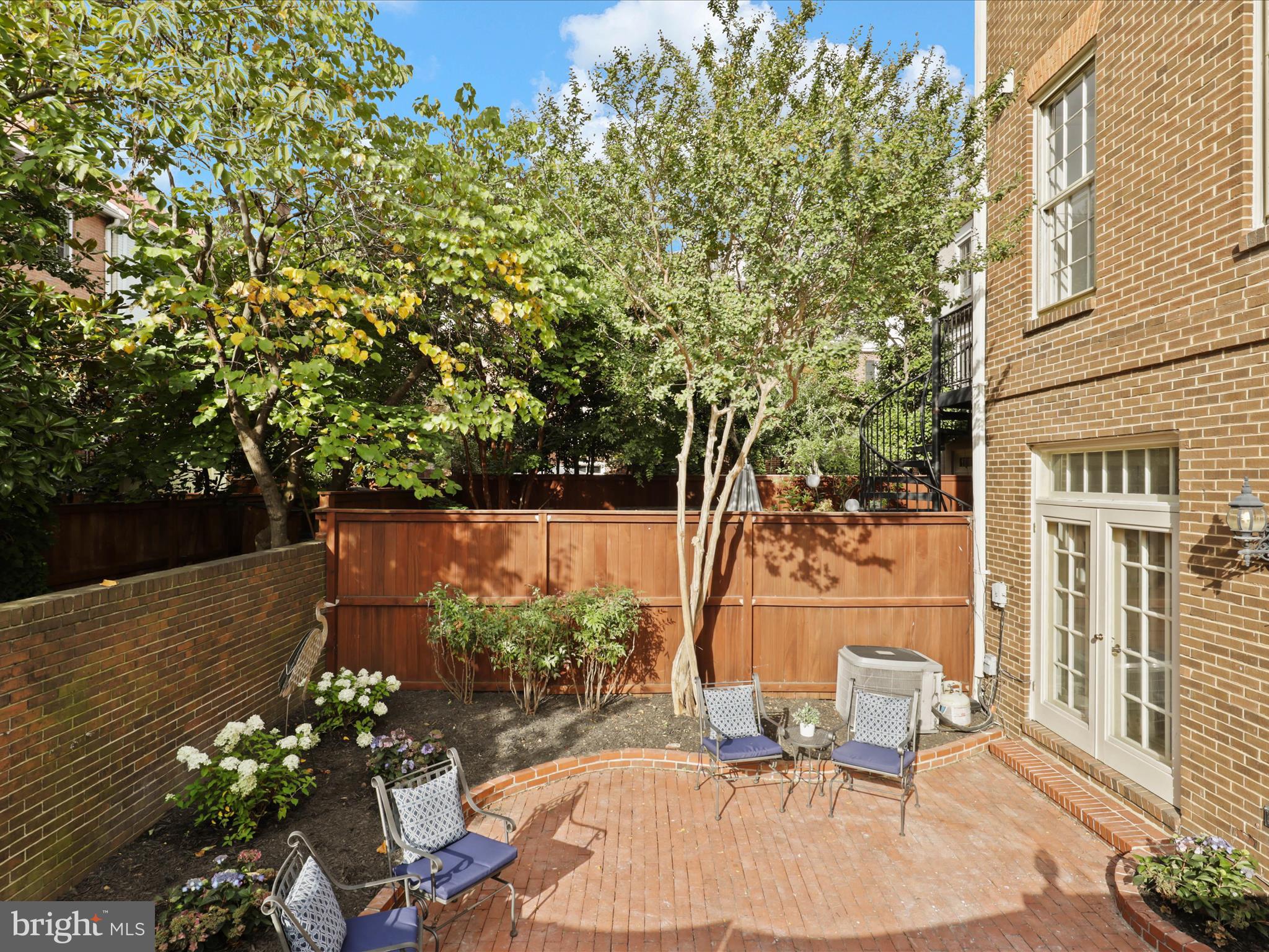 OLD TOWN ALEXANDRIA - Residential