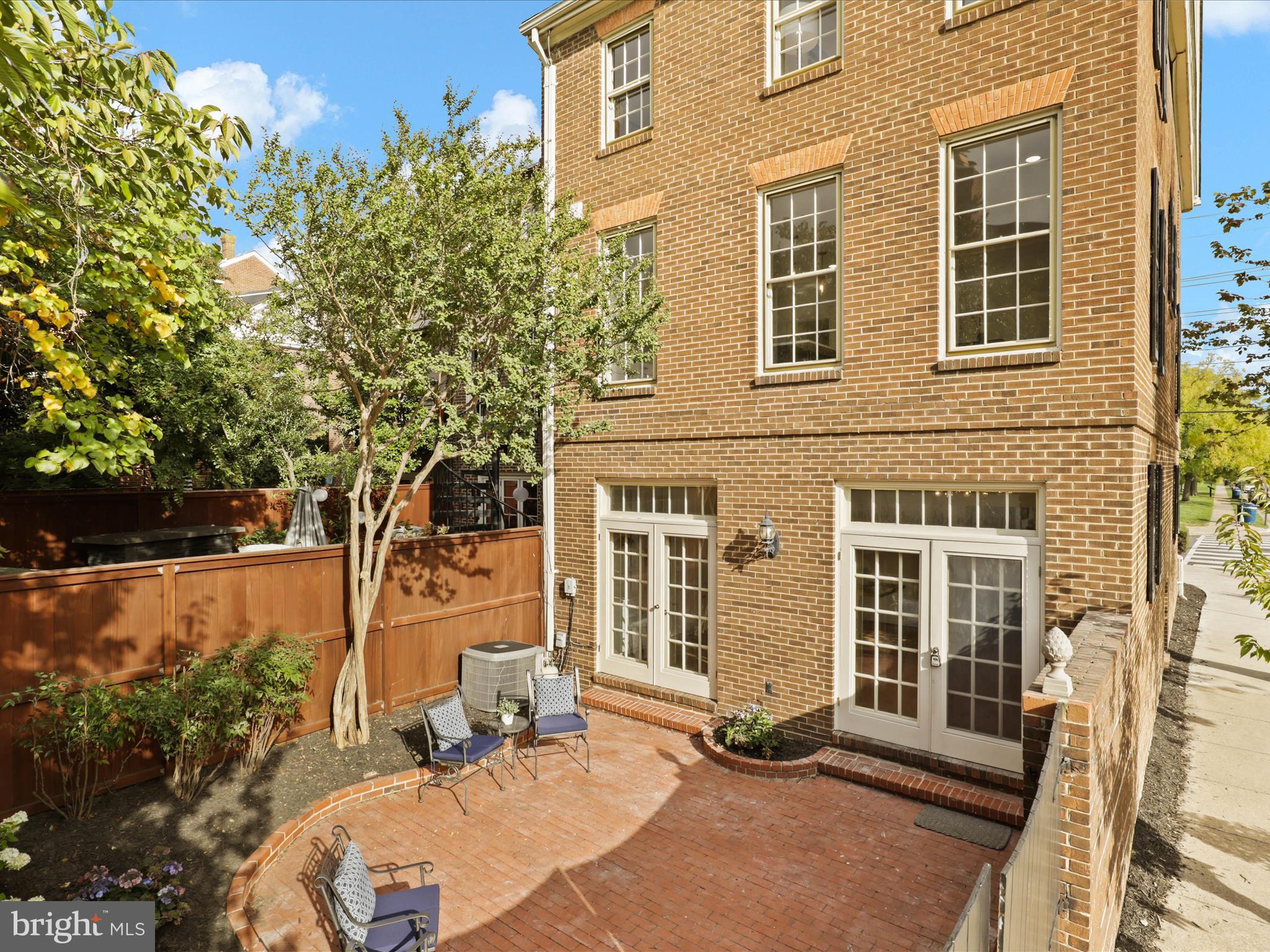 OLD TOWN ALEXANDRIA - Residential