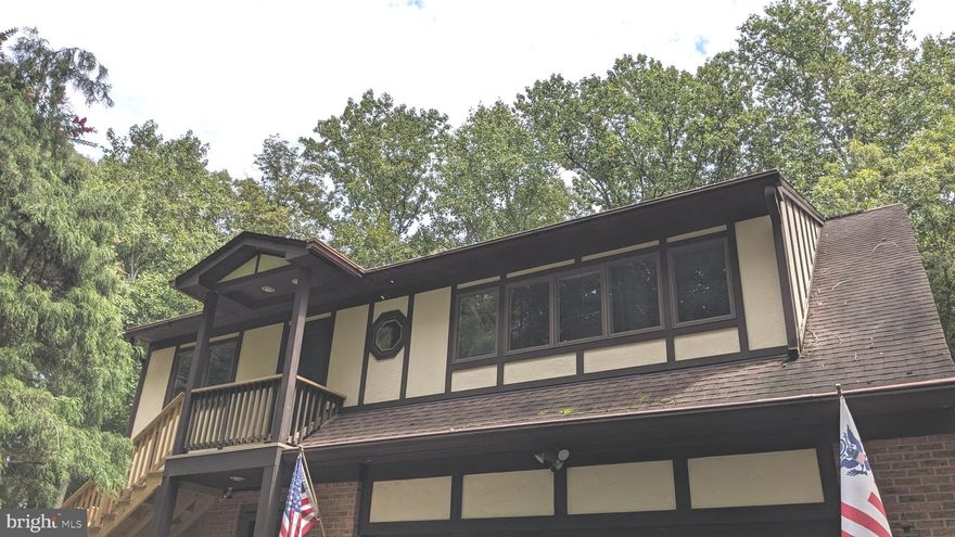 This clean rental apartment is in a private home with a private entrance., entrance above garage. Gorgeous neighborhood. 
Everything is included in rent. Heat, AC, Water, WiFi  and 2 parking places.
1 very large bedroom with 2 closets access to full shower bath. 2nd bedroom has a giant walk-in closet with stackable washer, dryer.
separate thermostat from main home.
Owners live in main home. Be respectful and make an appointment with your realtor to view upstairs apt.