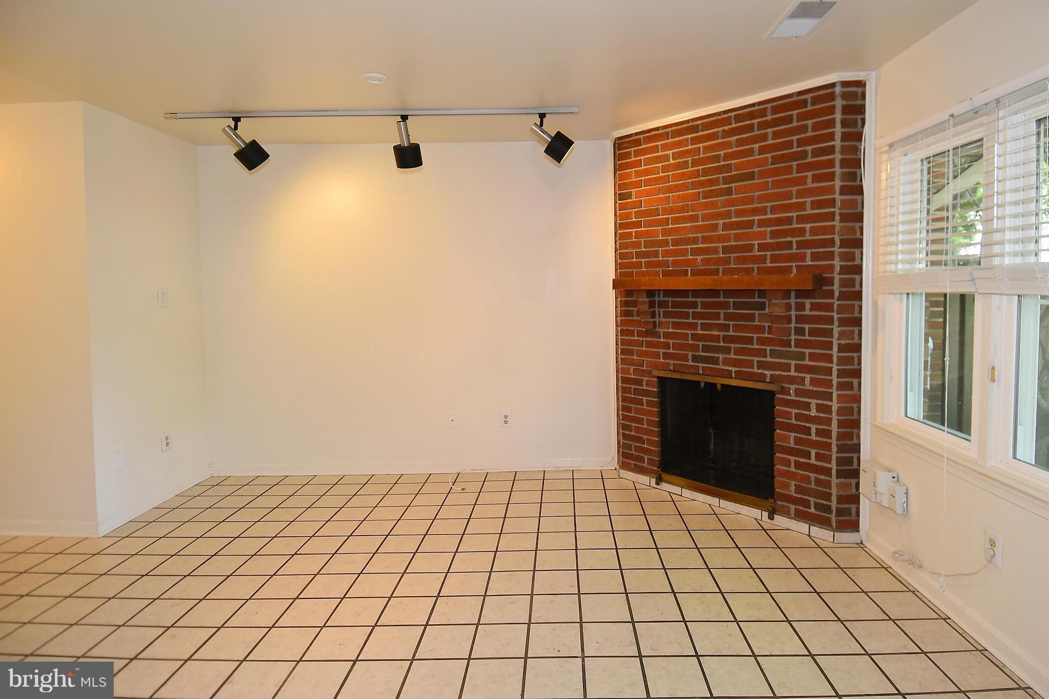 OLD BALLSTON TOWN - Residential Lease