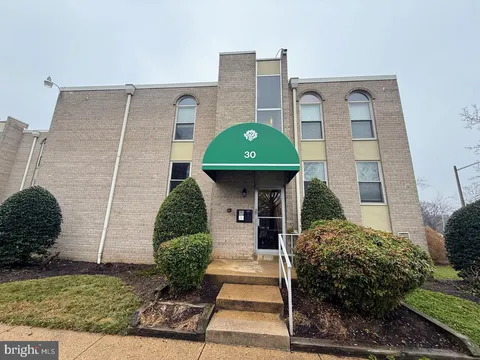 30 Canterbury Square Unit 101, Alexandria, VA MLS: VAAX2054750