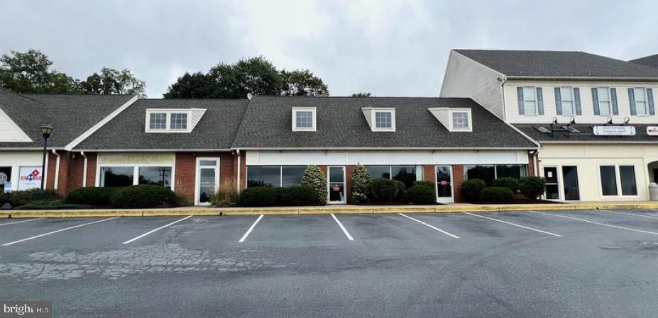 Well located office/retail space located in Centerville Point, in East Hempfield Township. This space is close to Rt.30, Rt. 283 and several high-income neighborhoods. Space offers an open floor plan, storefront windows, office area, storage, and restroom. Suite can be demised for a longer-term lease.