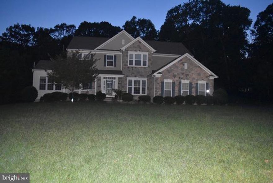 Stunning 5br/4.5ba 5,224sqft colonial on fully fin bsmt situated on1.06acre culdesac lot in Hunter Ridge Estates has so much to offer! Highlights:Gourmet kit w/granite,stainless apps/island w/breakfast bar sunroom,family room w/full stone fireplace,light filled solarium,2 composite decks,lux master suite w/sitting room,huge rec room,full front porch&3-car side load gar