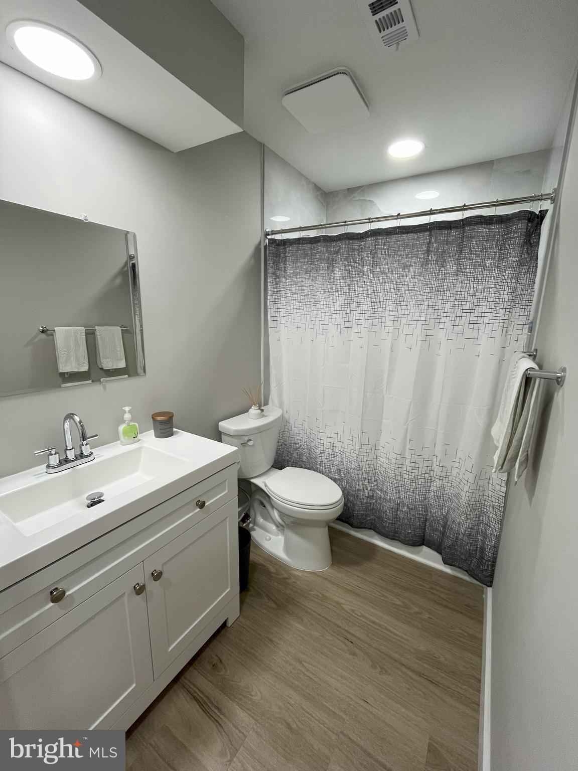 TREEHOUSES II OF R - Residential Lease