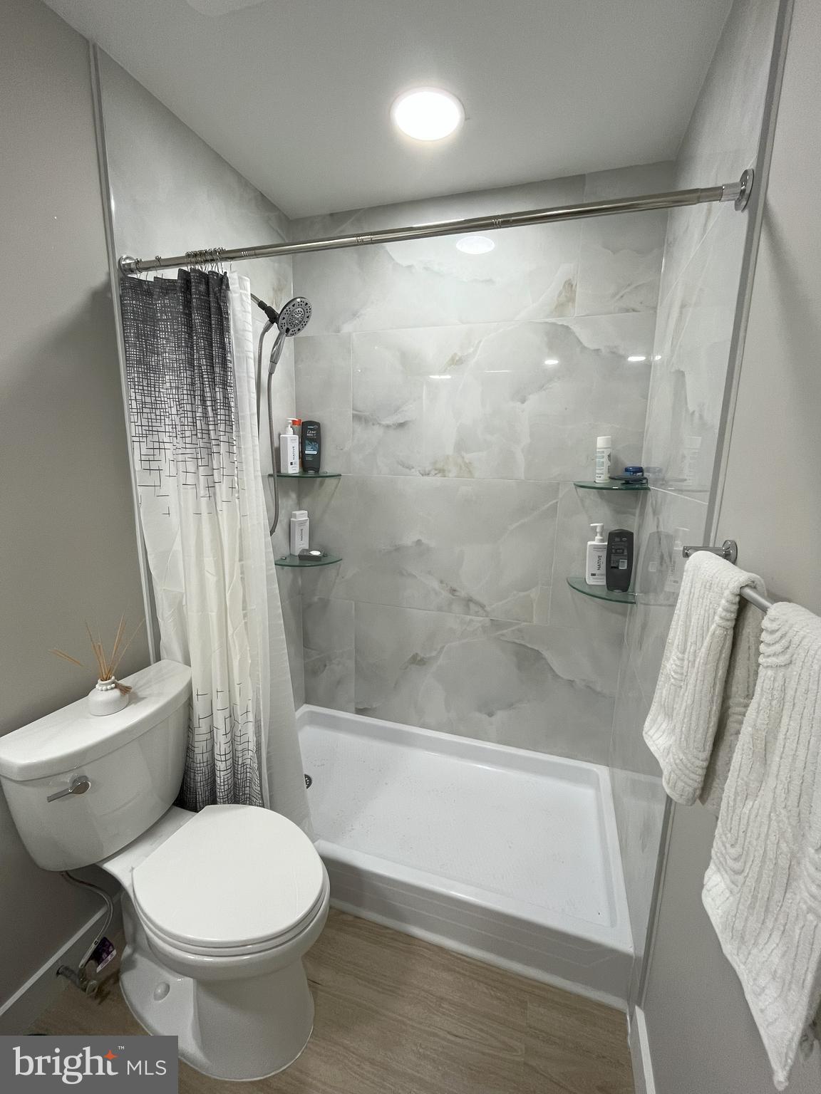 TREEHOUSES II OF R - Residential Lease