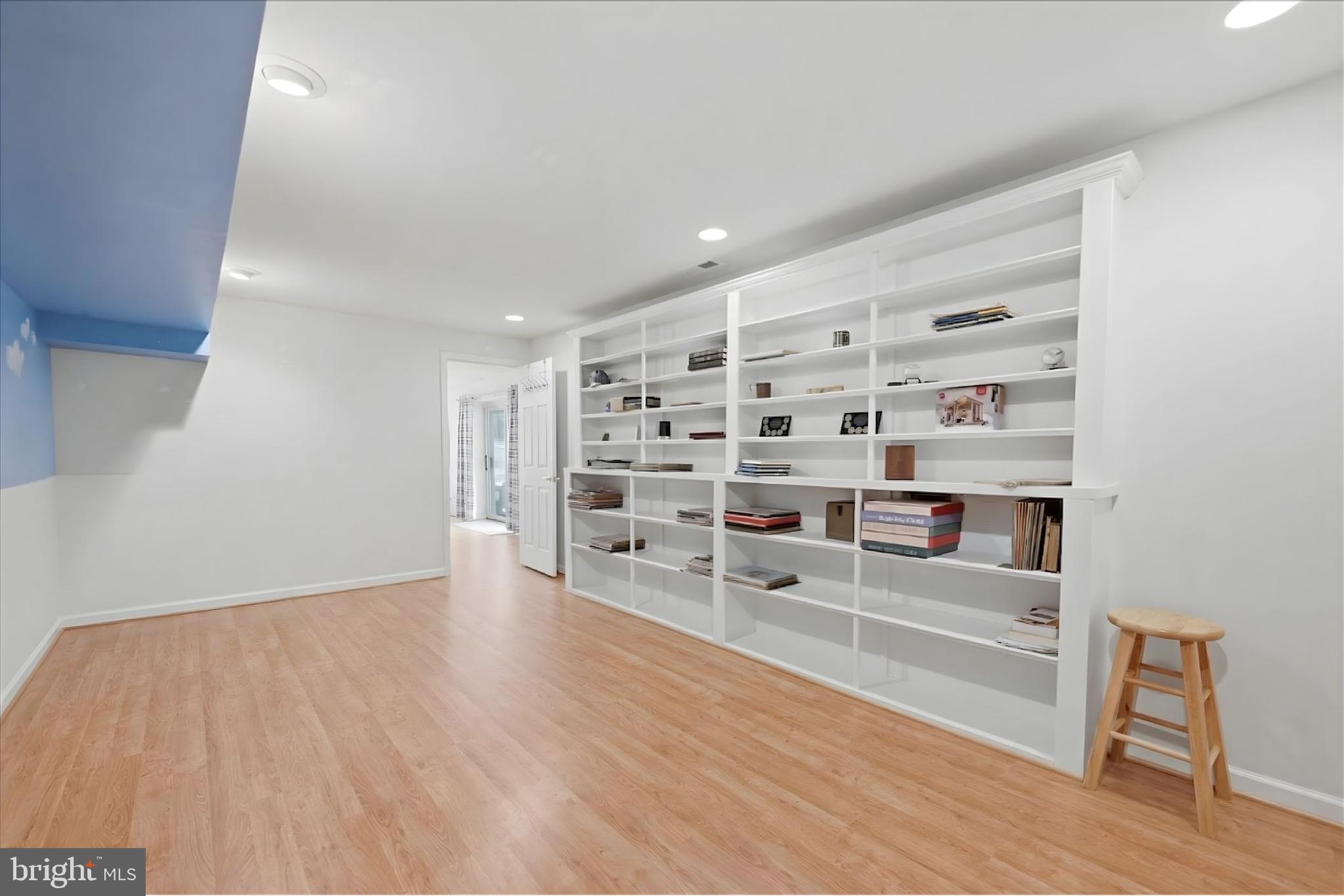 LAKE LAND - Residential