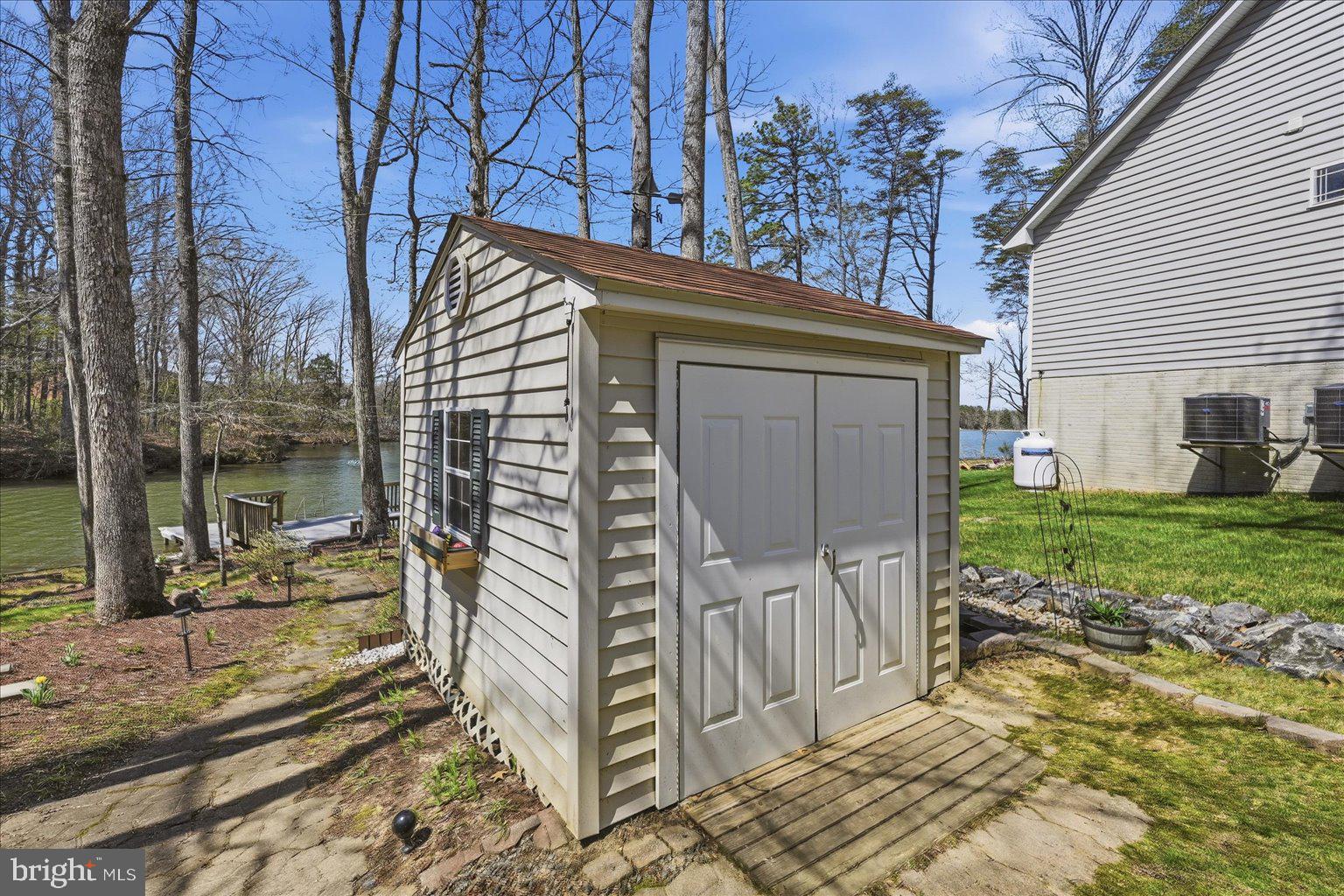 LAKE LAND - Residential