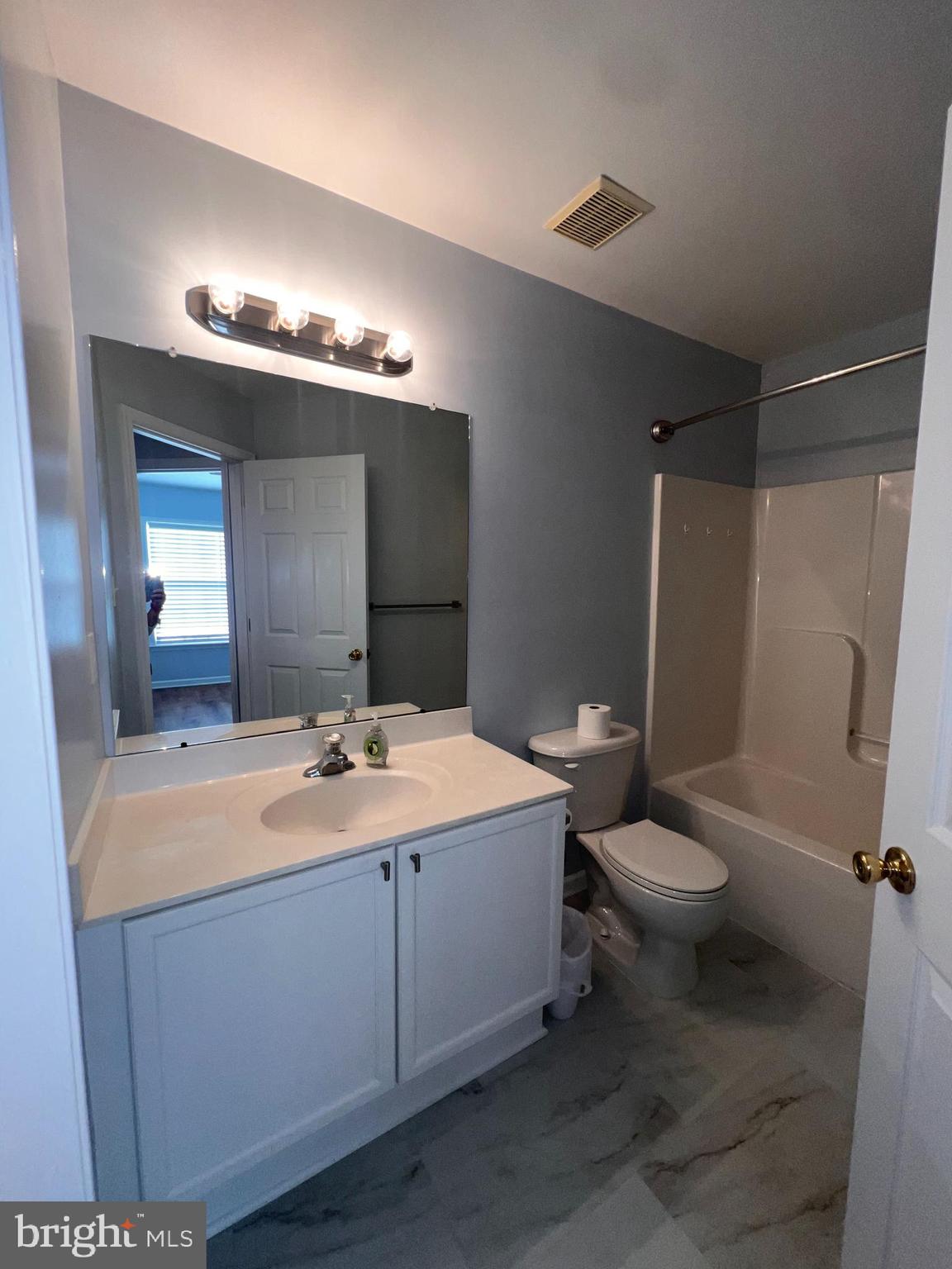 COUNTY GREEN - Residential Lease