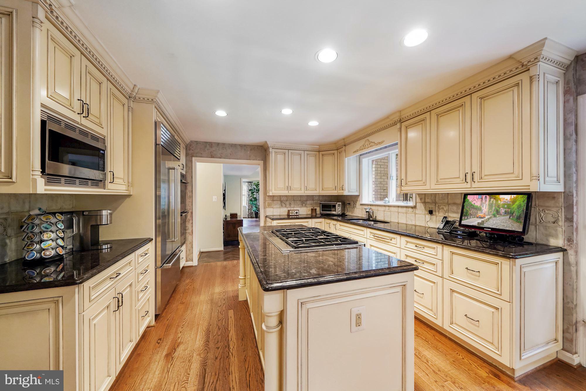 COUNTRY CLUB ESTATES - Residential