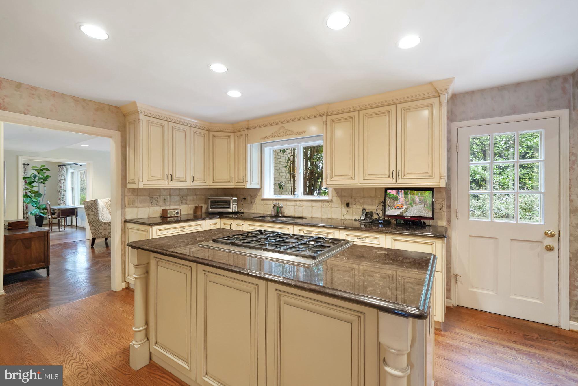 COUNTRY CLUB ESTATES - Residential