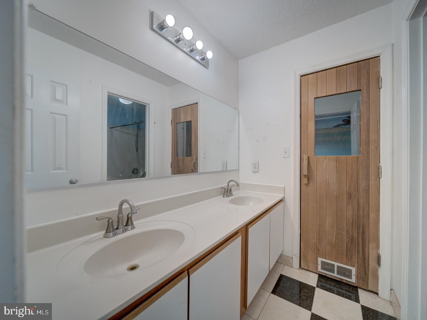 HIDDEN FIELDS - Residential