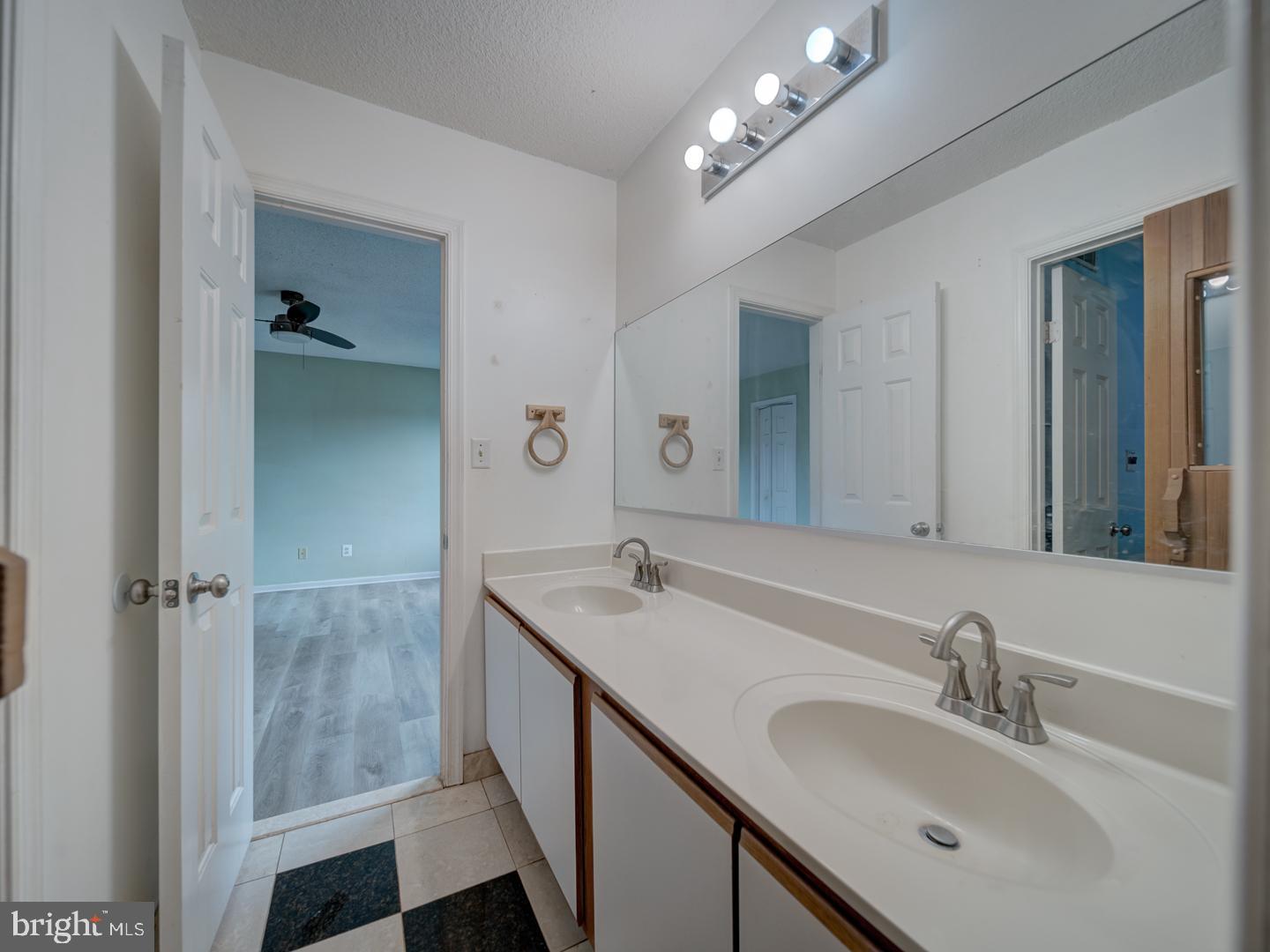 HIDDEN FIELDS - Residential