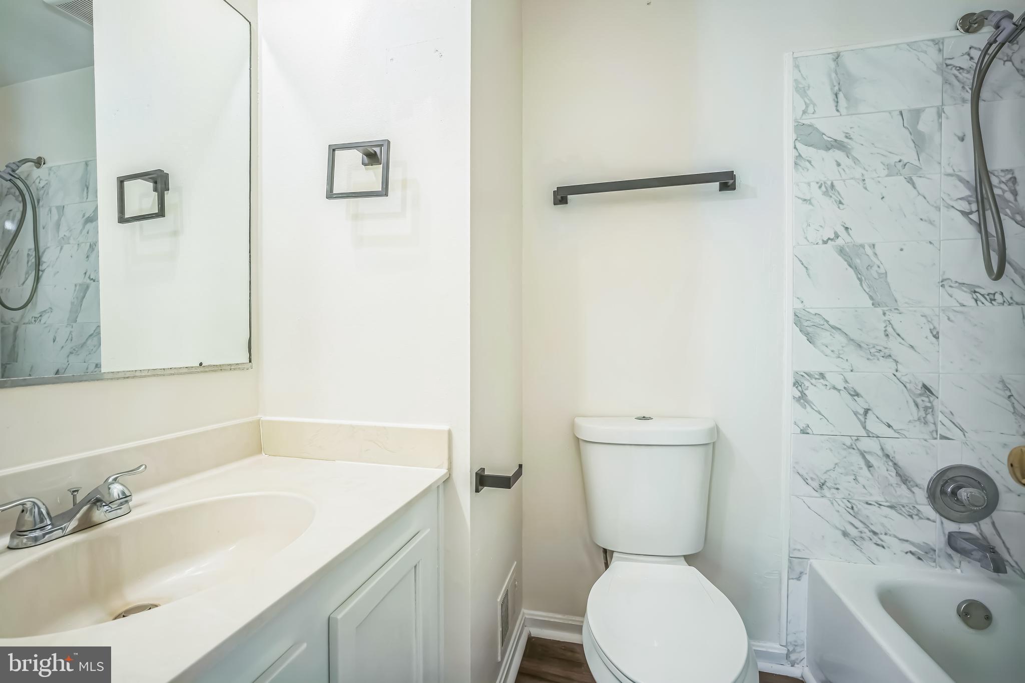 PARADISE - Residential Lease