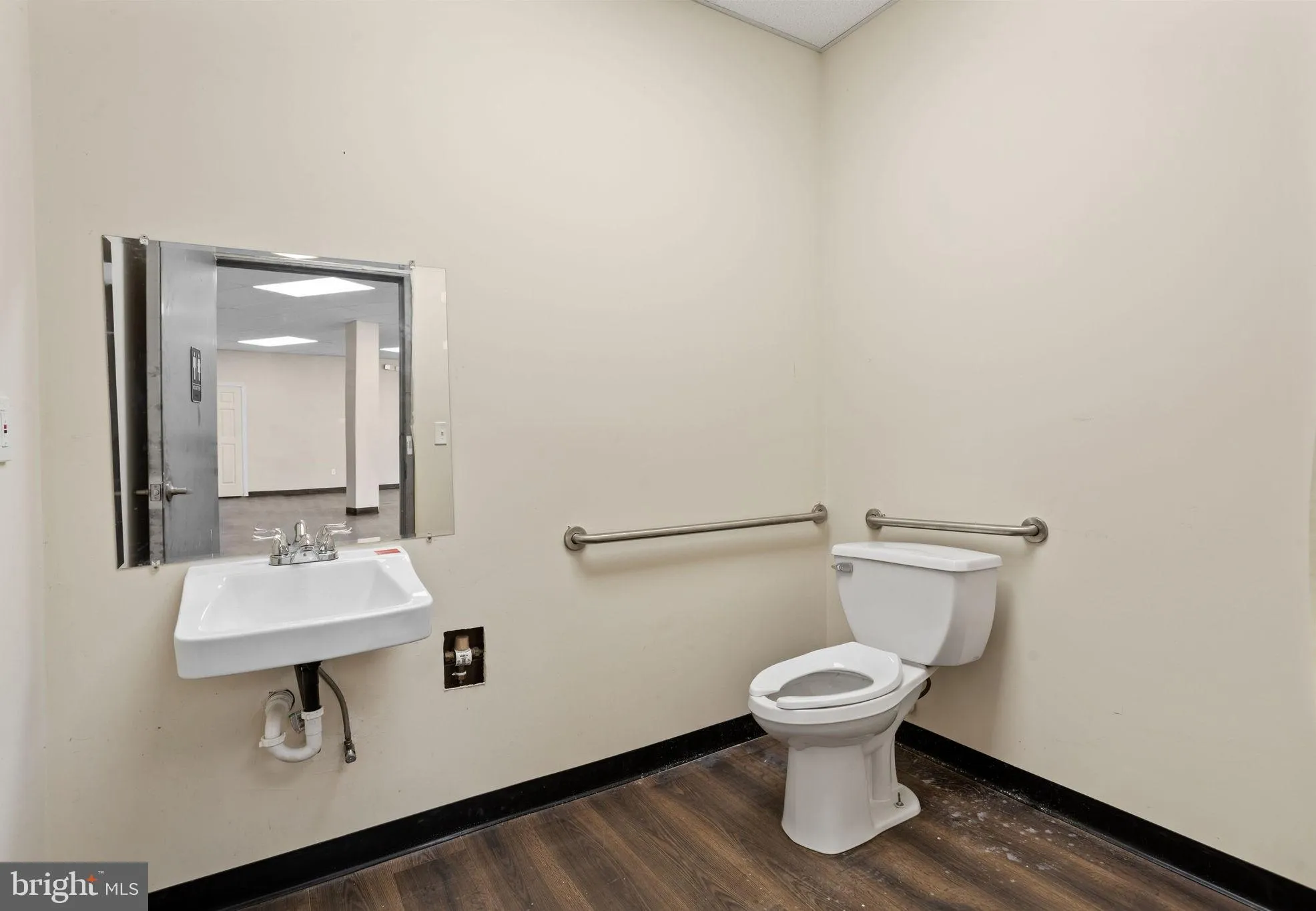 Philadelphia, Pennsylvania 19133, United States, ,Commercial,Active,7152