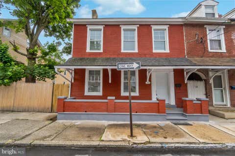 Townhouse For Sale - 746 Front St<br/> CATASAUQUA, PA 18032