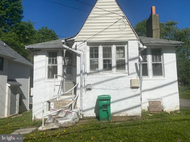 Unlock the potential of this 2-bedroom, 1-bath home situated on a spacious 3,330 sq ft lot. A true fixer-upper, it offers a fantastic opportunity for cash buyers and savvy investors to renovate and add value. With some vision and TLC, this property can be transformed into a charming residence or profitable investment. Sold as-is, giving you full creative control to bring your ideas to life. Don’t miss your chance!