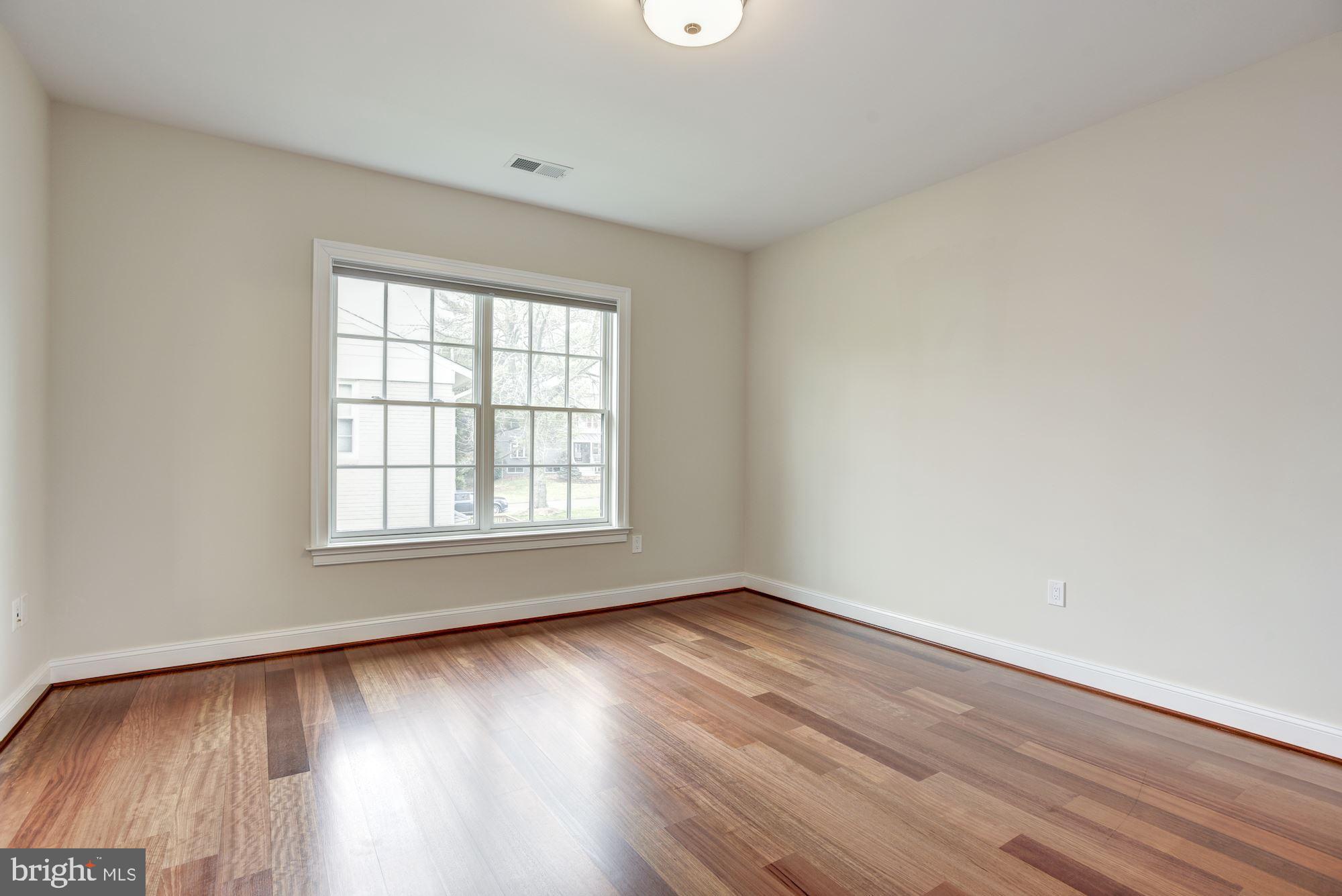 MCLEAN MANOR - Residential