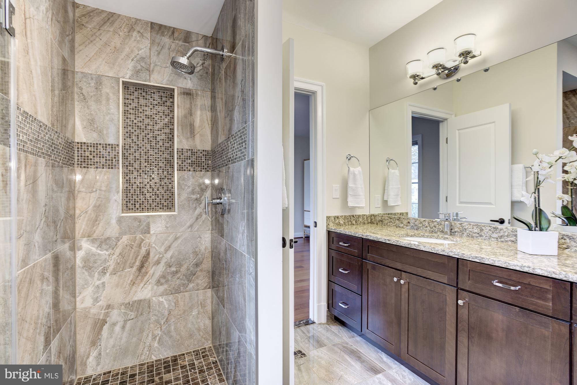 MCLEAN MANOR - Residential