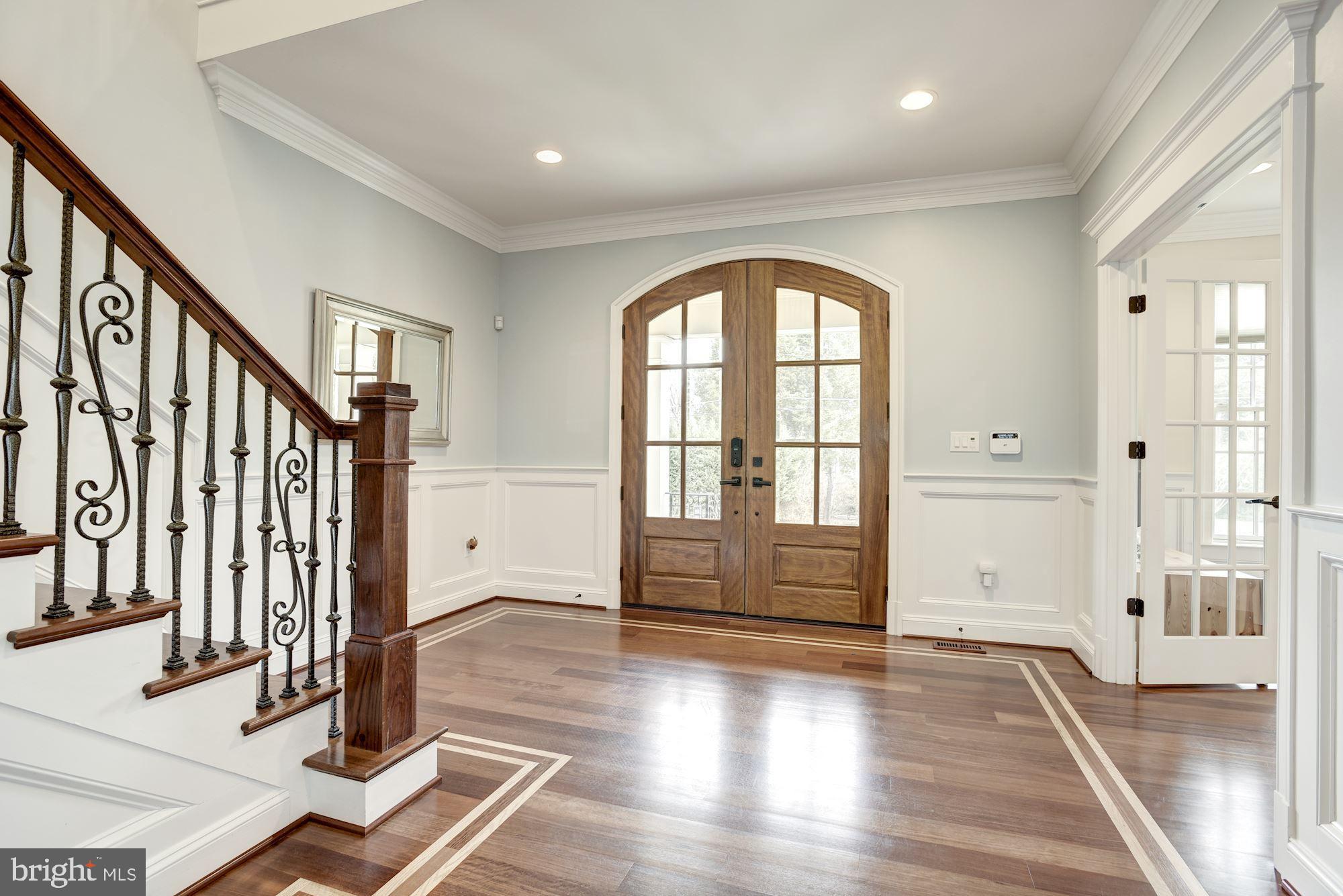 MCLEAN MANOR - Residential