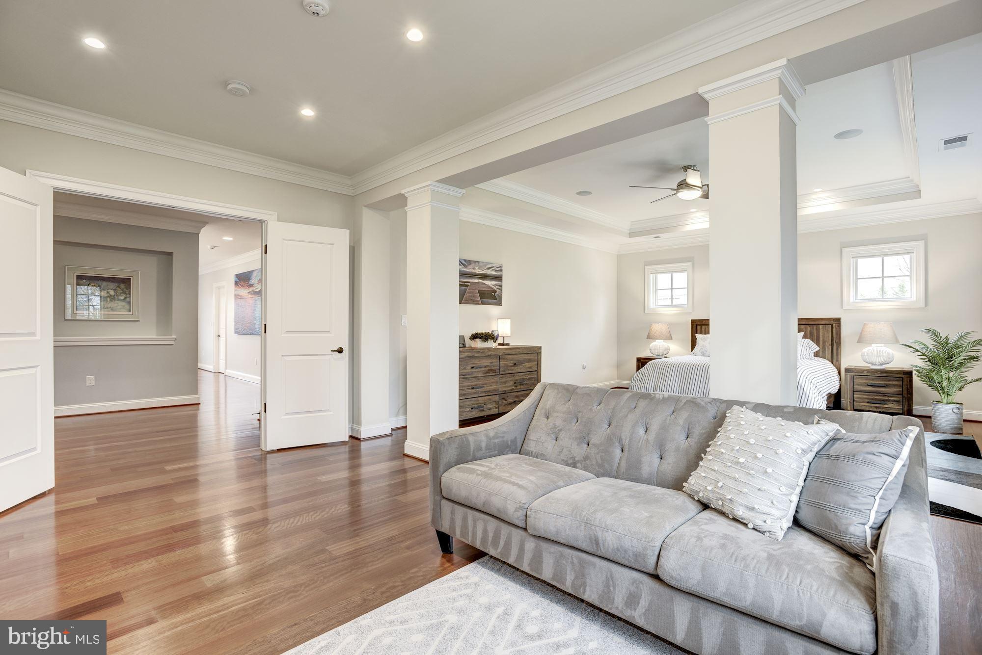 MCLEAN MANOR - Residential