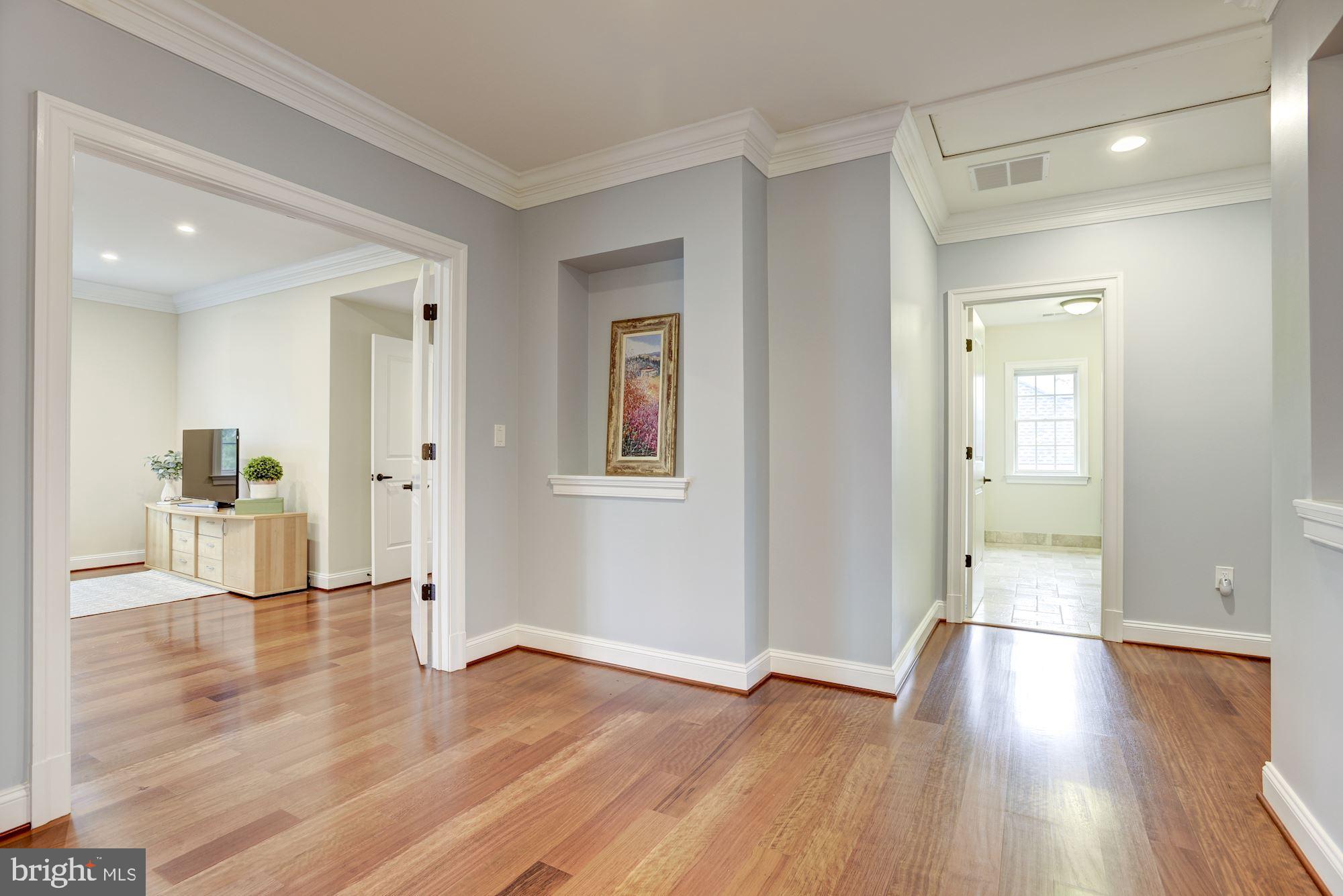 MCLEAN MANOR - Residential