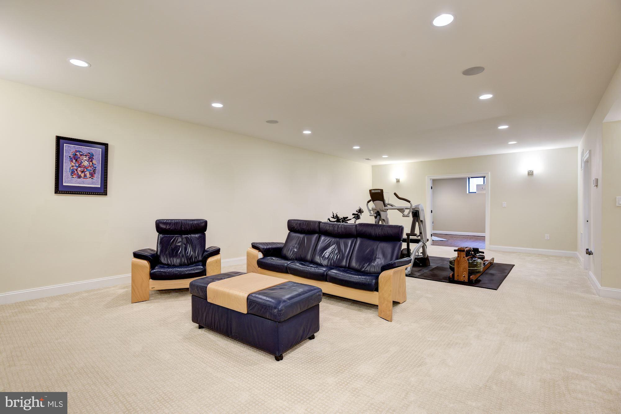 MCLEAN MANOR - Residential