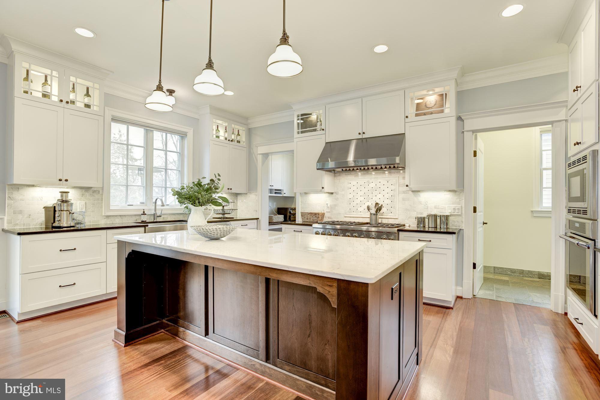 MCLEAN MANOR - Residential