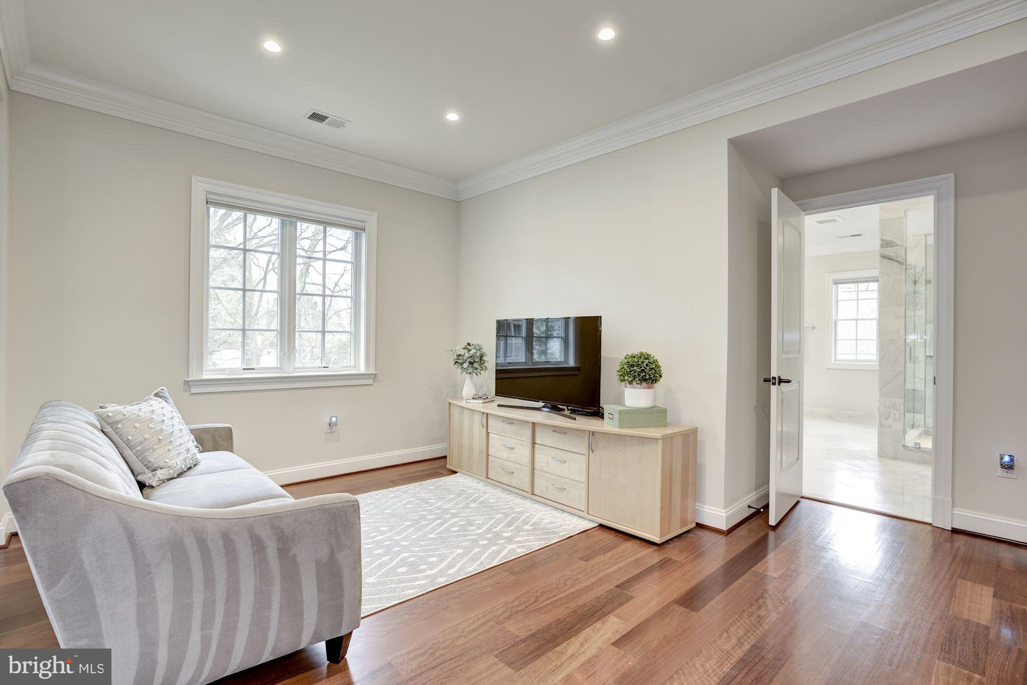 MCLEAN MANOR - Residential